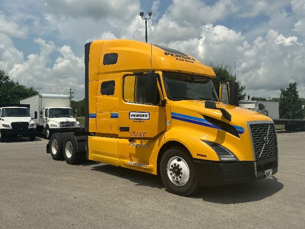 Sleeper Tractor-Heavy Duty Tractors-Volvo-2022-VNL64760-Louisville-KY-369,258\n\t\tmiles-$ 81,750 - Image 1