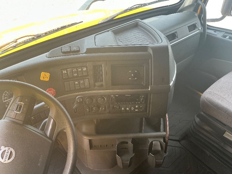 Sleeper Tractor-Heavy Duty Tractors-Volvo-2022-VNL64760-Louisville-KY-369,258\n\t\tmiles-$ 81,750 - Image 12