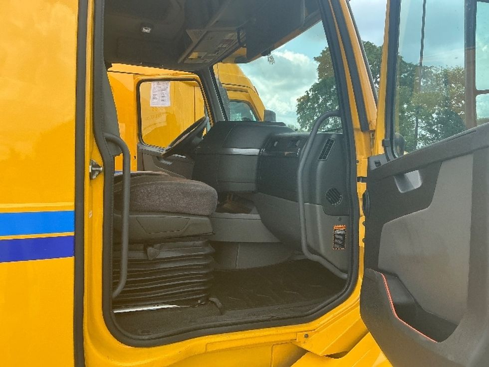 Sleeper Tractor-Heavy Duty Tractors-Volvo-2022-VNL64760-Louisville-KY-369,258\n\t\tmiles-$ 81,750 - Image 13