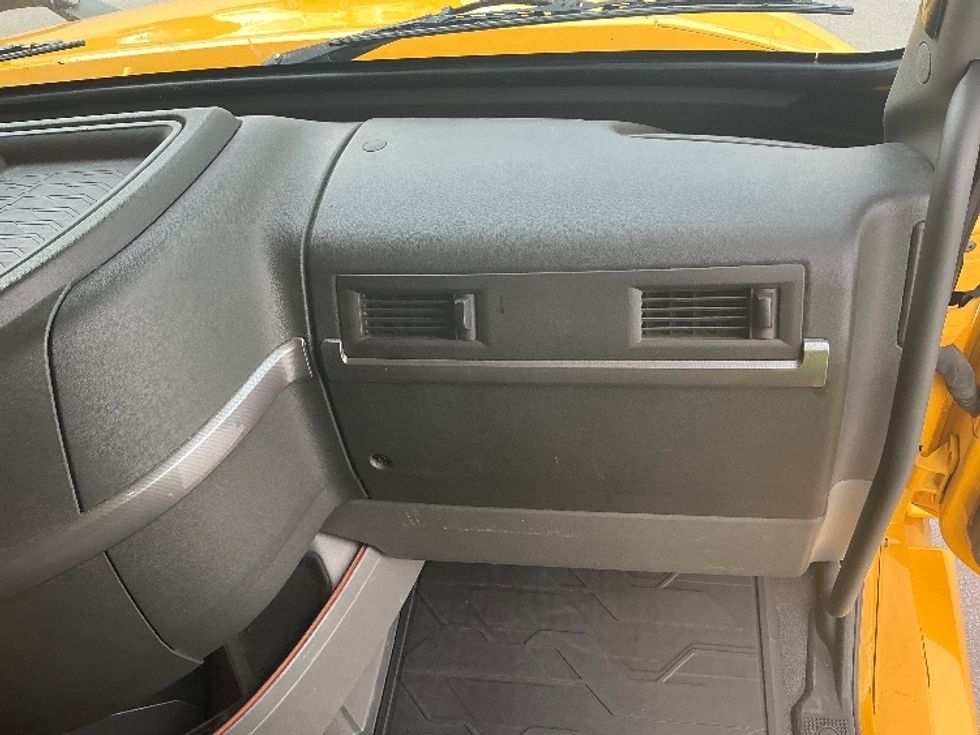 Sleeper Tractor-Heavy Duty Tractors-Volvo-2022-VNL64760-Louisville-KY-369,258\n\t\tmiles-$ 81,750 - Image 14