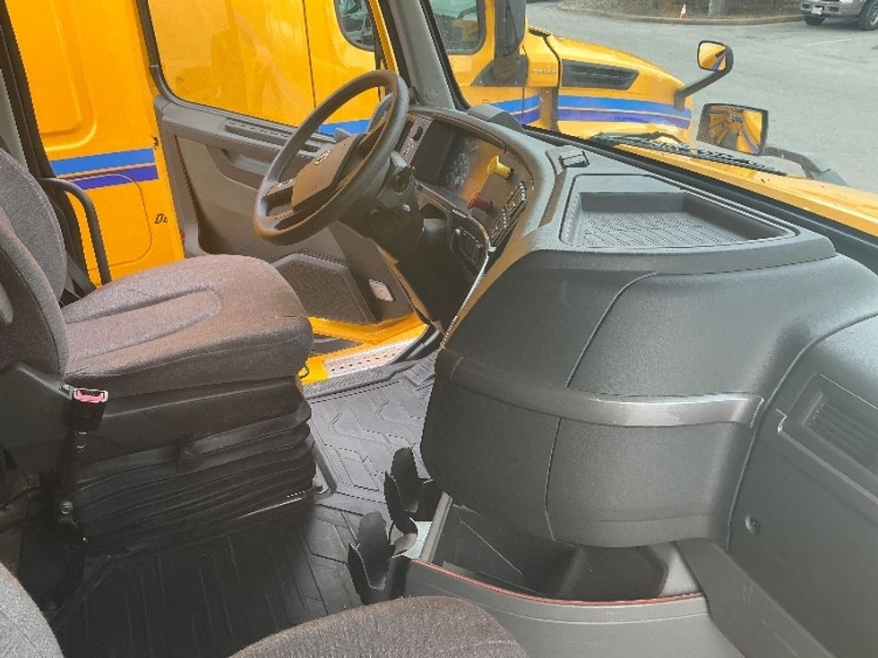 Sleeper Tractor-Heavy Duty Tractors-Volvo-2022-VNL64760-Louisville-KY-369,258\n\t\tmiles-$ 81,750 - Image 15