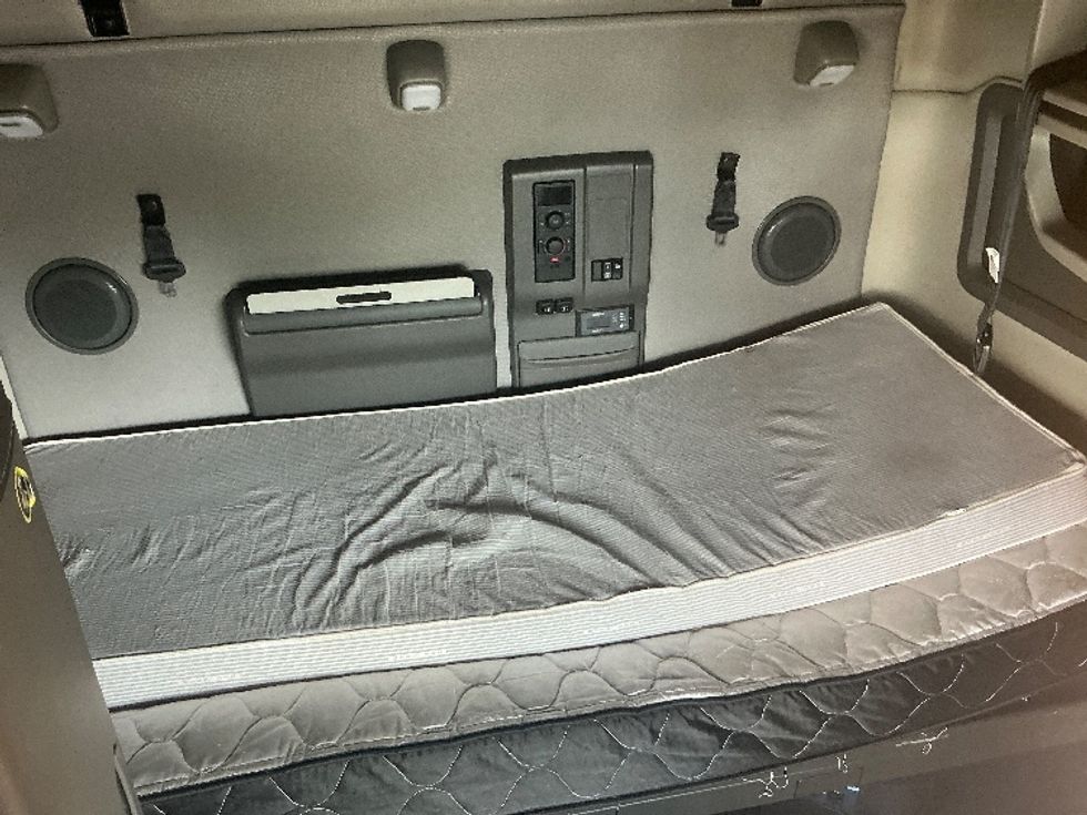 Sleeper Tractor-Heavy Duty Tractors-Volvo-2022-VNL64760-Louisville-KY-369,258\n\t\tmiles-$ 81,750 - Image 16