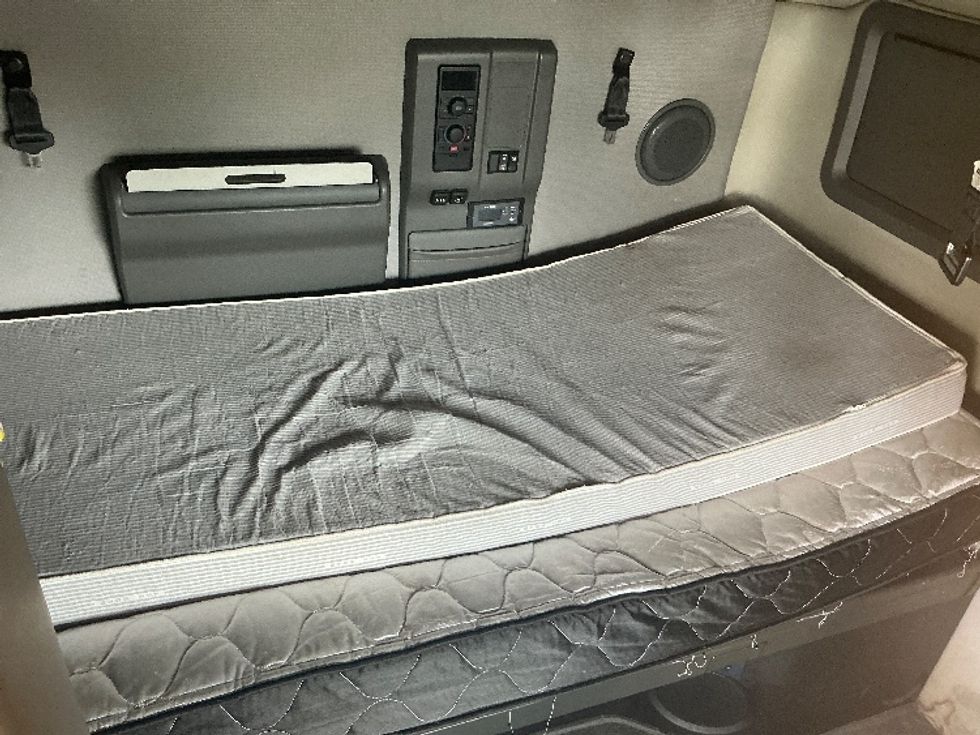 Sleeper Tractor-Heavy Duty Tractors-Volvo-2022-VNL64760-Louisville-KY-369,258\n\t\tmiles-$ 81,750 - Image 17