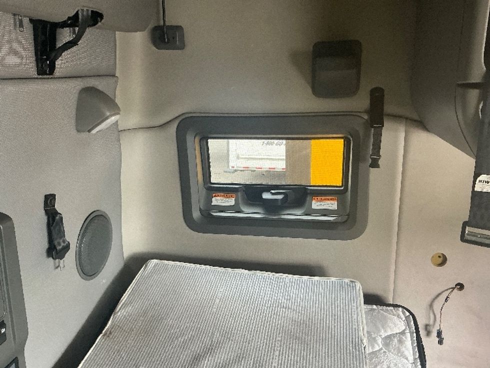 Sleeper Tractor-Heavy Duty Tractors-Volvo-2022-VNL64760-Louisville-KY-369,258\n\t\tmiles-$ 81,750 - Image 18