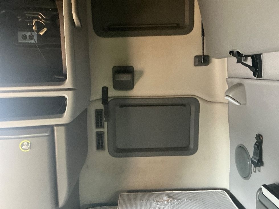 Sleeper Tractor-Heavy Duty Tractors-Volvo-2022-VNL64760-Louisville-KY-369,258\n\t\tmiles-$ 81,750 - Image 19