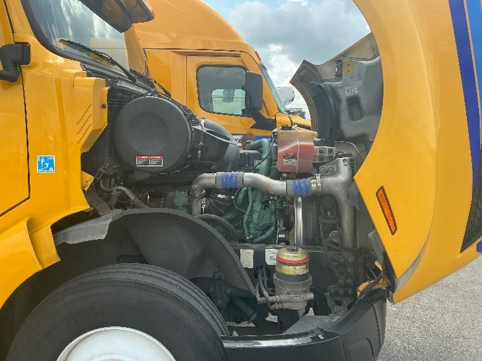 Sleeper Tractor-Heavy Duty Tractors-Volvo-2022-VNL64760-Louisville-KY-369,258\n\t\tmiles-$ 81,750 - Image 20