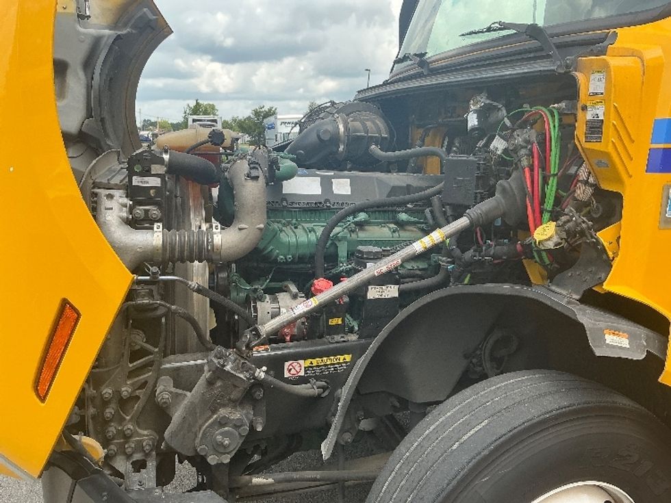 Sleeper Tractor-Heavy Duty Tractors-Volvo-2022-VNL64760-Louisville-KY-369,258\n\t\tmiles-$ 81,750 - Image 21