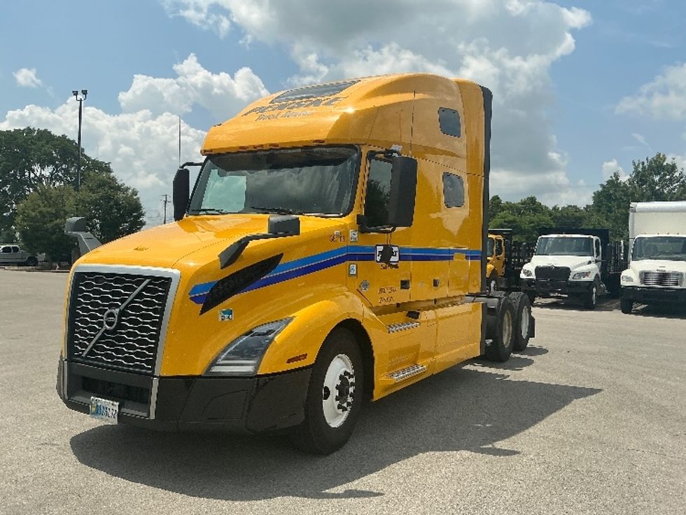Sleeper Tractor-Heavy Duty Tractors-Volvo-2022-VNL64760-Louisville-KY-369,258\n\t\tmiles-$ 81,750 - Image 3
