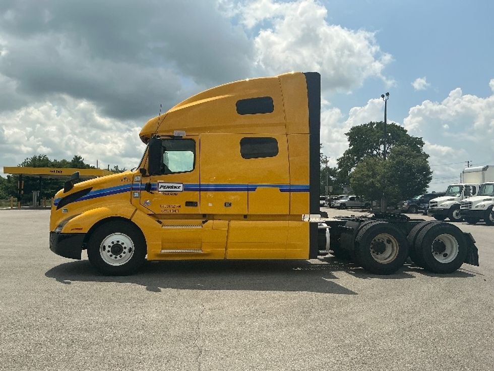 Sleeper Tractor-Heavy Duty Tractors-Volvo-2022-VNL64760-Louisville-KY-369,258\n\t\tmiles-$ 81,750 - Image 4