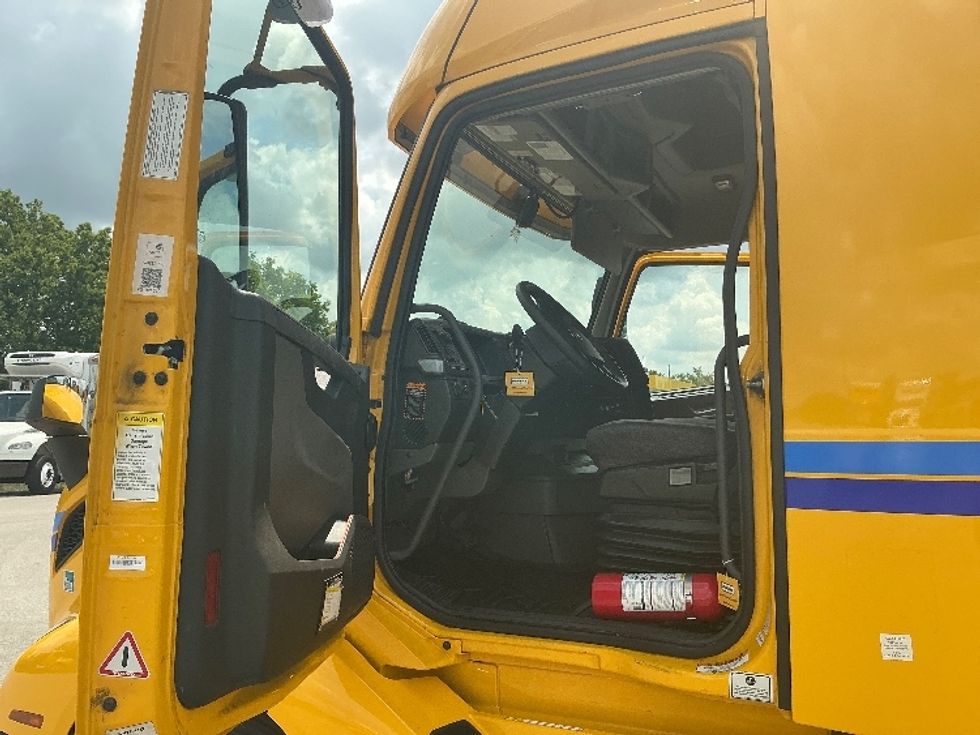 Sleeper Tractor-Heavy Duty Tractors-Volvo-2022-VNL64760-Louisville-KY-369,258\n\t\tmiles-$ 81,750 - Image 9