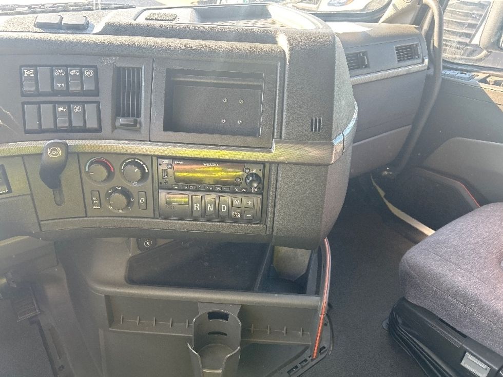 Sleeper Tractor-Heavy Duty Tractors-Volvo-2022-VNL64760-Louisville-KY-467,483\n\t\tmiles-$ 75,250 - Image 12