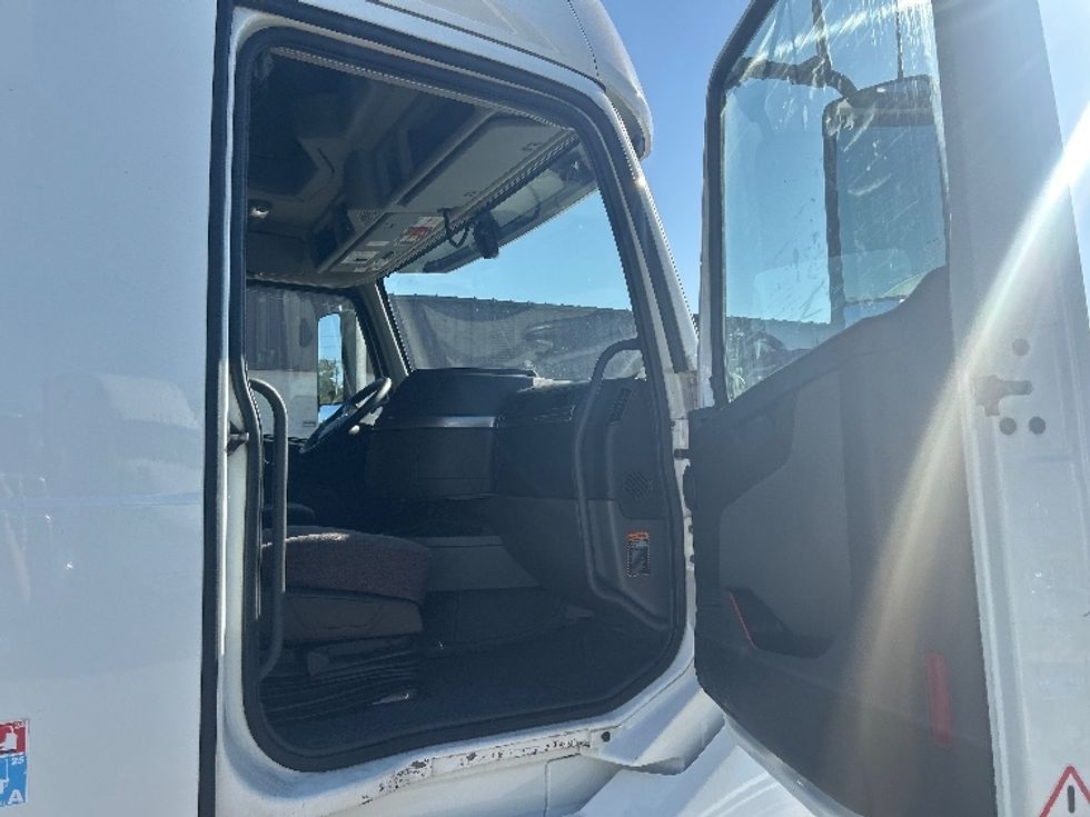 Sleeper Tractor-Heavy Duty Tractors-Volvo-2022-VNL64760-Louisville-KY-467,483\n\t\tmiles-$ 75,250 - Image 13