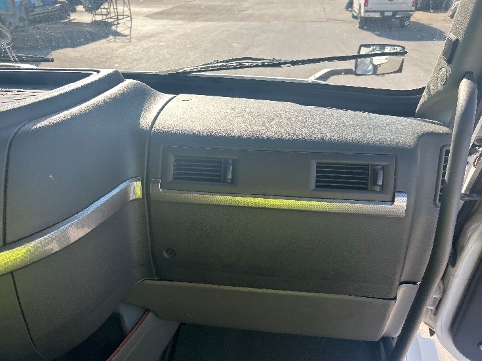 Sleeper Tractor-Heavy Duty Tractors-Volvo-2022-VNL64760-Louisville-KY-467,483\n\t\tmiles-$ 75,250 - Image 14