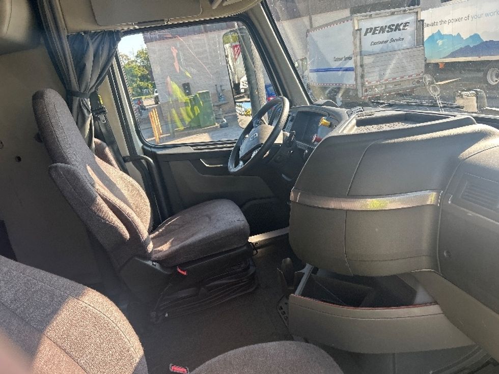 Sleeper Tractor-Heavy Duty Tractors-Volvo-2022-VNL64760-Louisville-KY-467,483\n\t\tmiles-$ 75,250 - Image 15