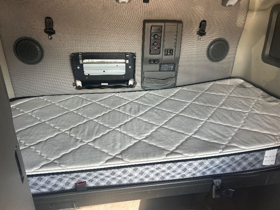 Sleeper Tractor-Heavy Duty Tractors-Volvo-2022-VNL64760-Louisville-KY-467,483\n\t\tmiles-$ 75,250 - Image 16