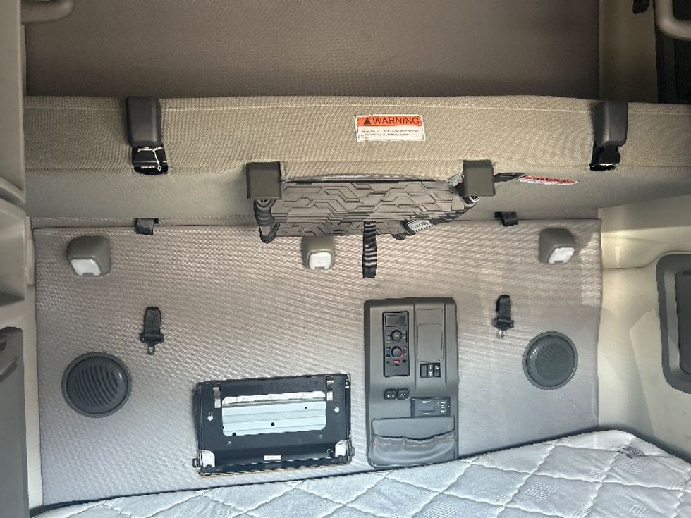 Sleeper Tractor-Heavy Duty Tractors-Volvo-2022-VNL64760-Louisville-KY-467,483\n\t\tmiles-$ 75,250 - Image 17