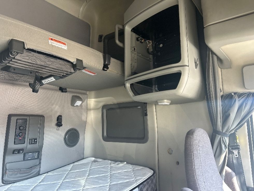 Sleeper Tractor-Heavy Duty Tractors-Volvo-2022-VNL64760-Louisville-KY-467,483\n\t\tmiles-$ 75,250 - Image 18