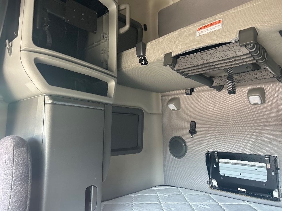 Sleeper Tractor-Heavy Duty Tractors-Volvo-2022-VNL64760-Louisville-KY-467,483\n\t\tmiles-$ 75,250 - Image 19