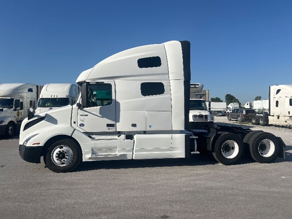 Sleeper Tractor-Heavy Duty Tractors-Volvo-2022-VNL64760-Louisville-KY-467,483\n\t\tmiles-$ 75,250 - Image 4