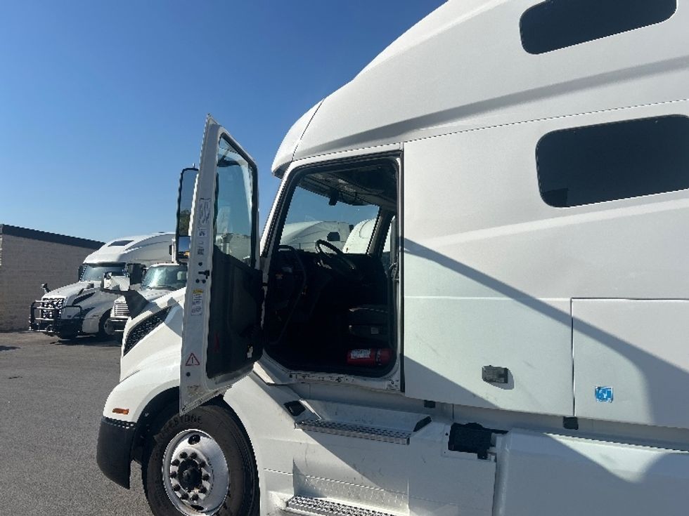 Sleeper Tractor-Heavy Duty Tractors-Volvo-2022-VNL64760-Louisville-KY-467,483\n\t\tmiles-$ 75,250 - Image 9