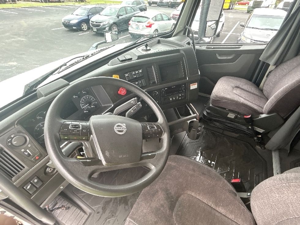 Sleeper Tractor-Heavy Duty Tractors-Volvo-2022-VNL64760-Louisville-KY-475,842\n\t\tmiles-$ 77,750 - Image 10