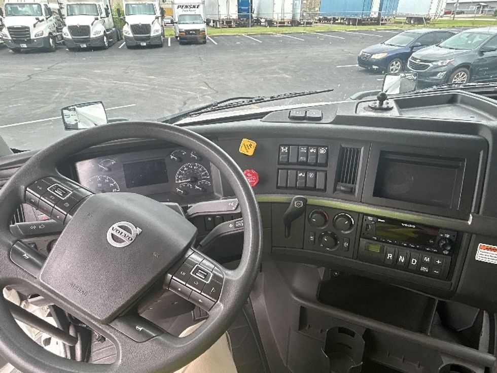 Sleeper Tractor-Heavy Duty Tractors-Volvo-2022-VNL64760-Louisville-KY-475,842\n\t\tmiles-$ 77,750 - Image 11