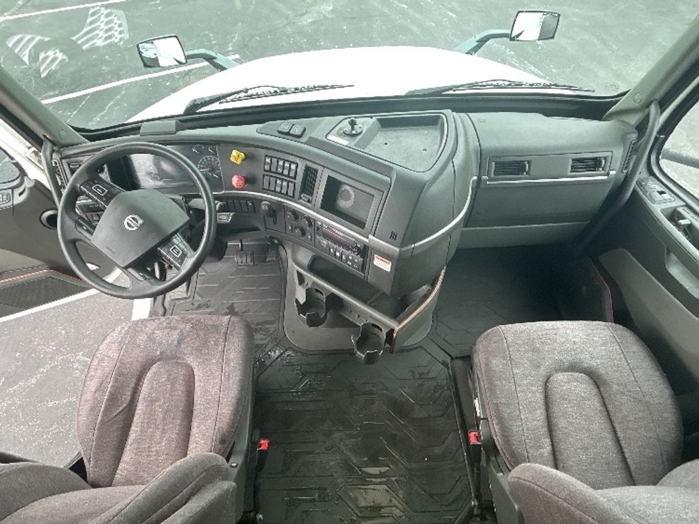 Sleeper Tractor-Heavy Duty Tractors-Volvo-2022-VNL64760-Louisville-KY-475,842\n\t\tmiles-$ 77,750 - Image 12