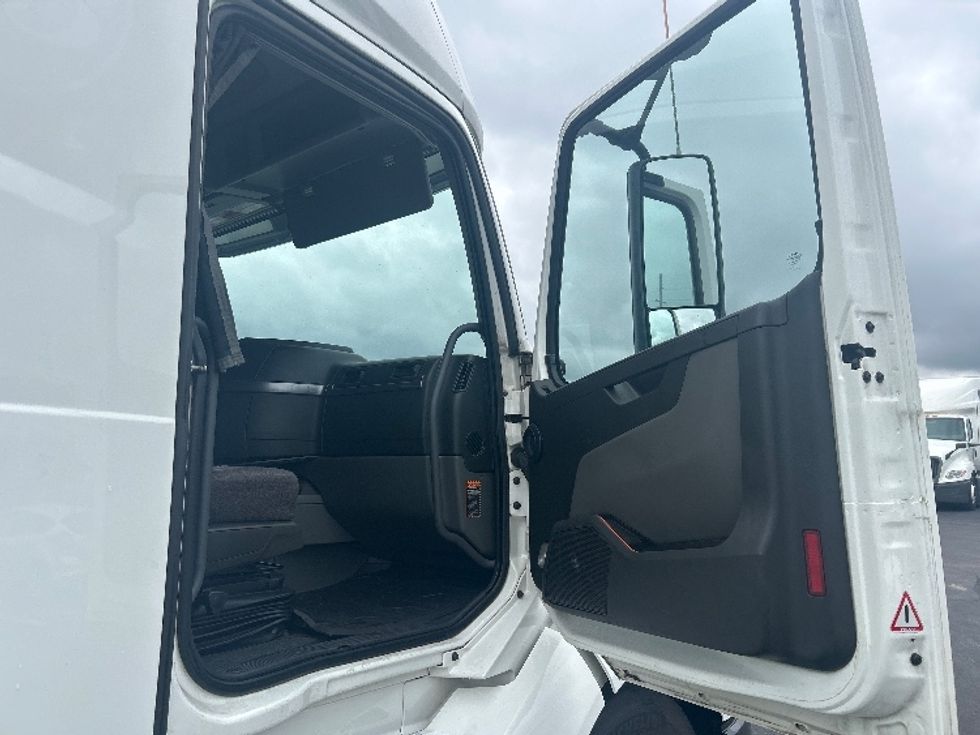 Sleeper Tractor-Heavy Duty Tractors-Volvo-2022-VNL64760-Louisville-KY-475,842\n\t\tmiles-$ 77,750 - Image 13