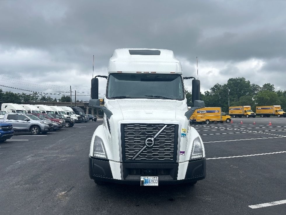 Sleeper Tractor-Heavy Duty Tractors-Volvo-2022-VNL64760-Louisville-KY-475,842\n\t\tmiles-$ 77,750 - Image 2