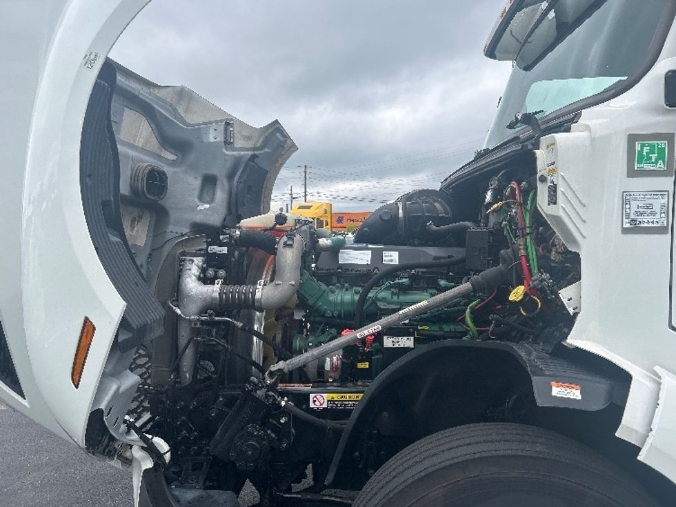 Sleeper Tractor-Heavy Duty Tractors-Volvo-2022-VNL64760-Louisville-KY-475,842\n\t\tmiles-$ 77,750 - Image 21