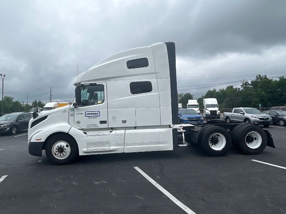 Sleeper Tractor-Heavy Duty Tractors-Volvo-2022-VNL64760-Louisville-KY-475,842\n\t\tmiles-$ 77,750 - Image 4