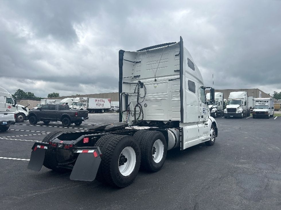 Sleeper Tractor-Heavy Duty Tractors-Volvo-2022-VNL64760-Louisville-KY-475,842\n\t\tmiles-$ 77,750 - Image 7