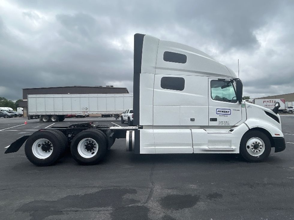 Sleeper Tractor-Heavy Duty Tractors-Volvo-2022-VNL64760-Louisville-KY-475,842\n\t\tmiles-$ 77,750 - Image 8
