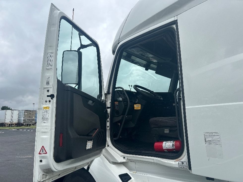 Sleeper Tractor-Heavy Duty Tractors-Volvo-2022-VNL64760-Louisville-KY-475,842\n\t\tmiles-$ 77,750 - Image 9
