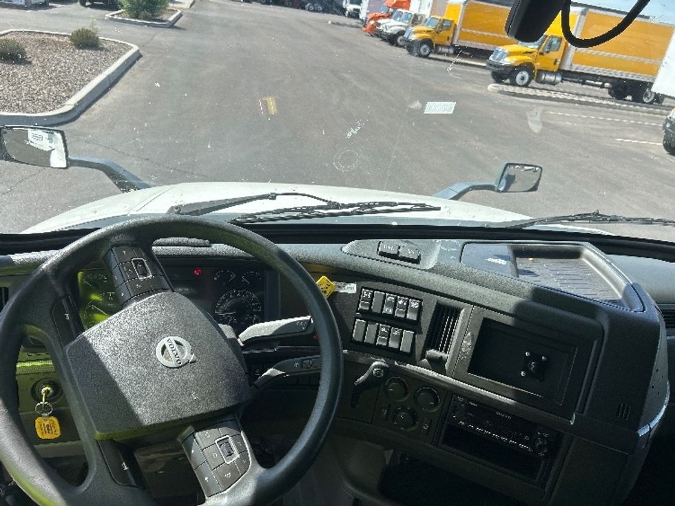 Sleeper Tractor-Heavy Duty Tractors-Volvo-2022-VNL64760-Louisville-KY-509,880\n\t\tmiles-$ 84,000 - Image 11