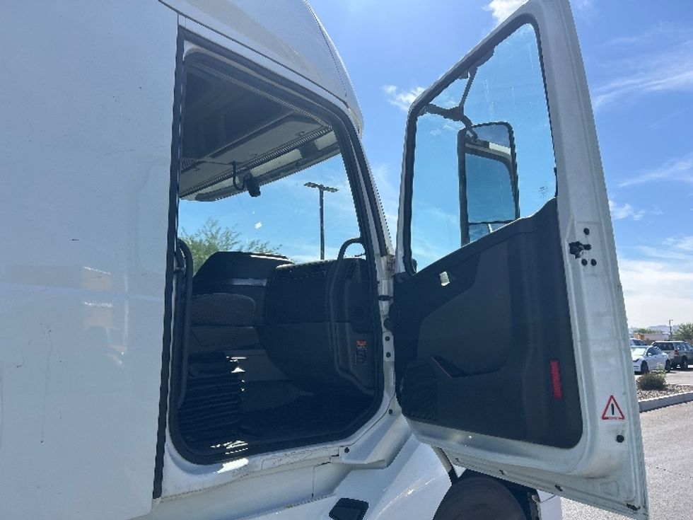 Sleeper Tractor-Heavy Duty Tractors-Volvo-2022-VNL64760-Louisville-KY-509,880\n\t\tmiles-$ 84,000 - Image 13