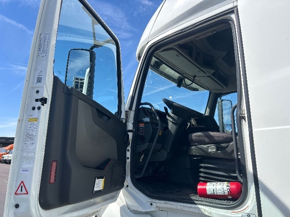 Sleeper Tractor-Heavy Duty Tractors-Volvo-2022-VNL64760-Louisville-KY-509,880\n\t\tmiles-$ 84,000 - Image 9
