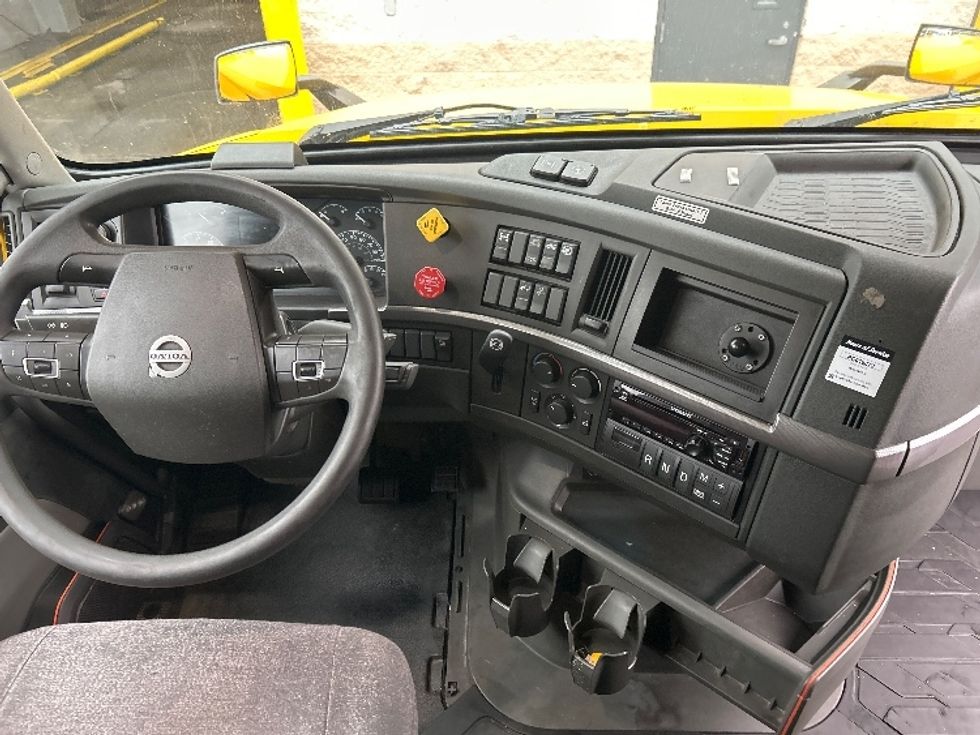 Sleeper Tractor-Heavy Duty Tractors-Volvo-2022-VNL64760-Louisville-KY-560,819\n\t\tmiles-$ 58,750 - Image 12