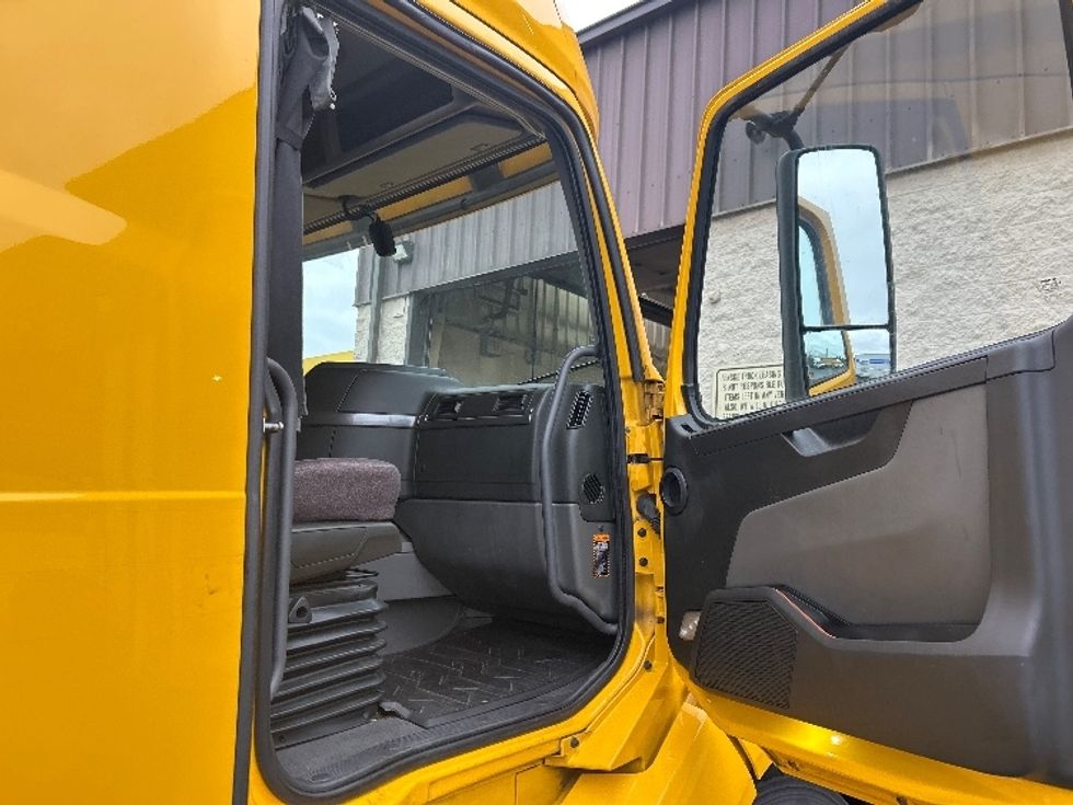 Sleeper Tractor-Heavy Duty Tractors-Volvo-2022-VNL64760-Louisville-KY-560,819\n\t\tmiles-$ 58,750 - Image 13