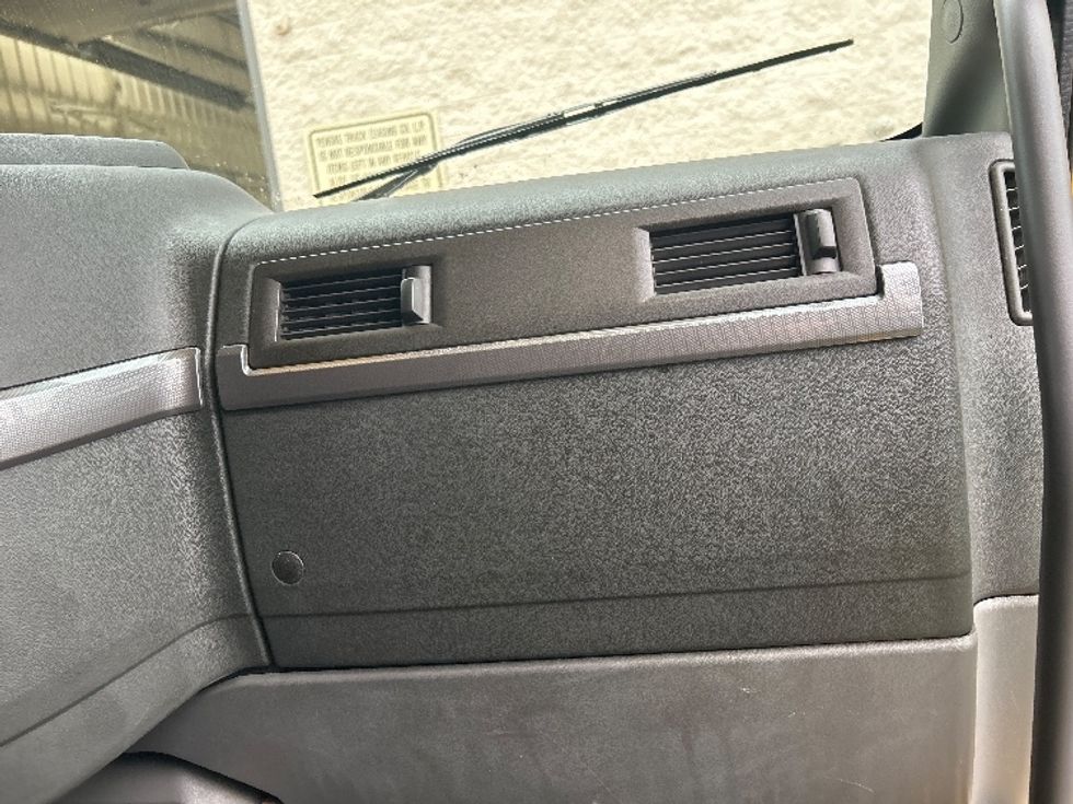 Sleeper Tractor-Heavy Duty Tractors-Volvo-2022-VNL64760-Louisville-KY-560,819\n\t\tmiles-$ 58,750 - Image 14