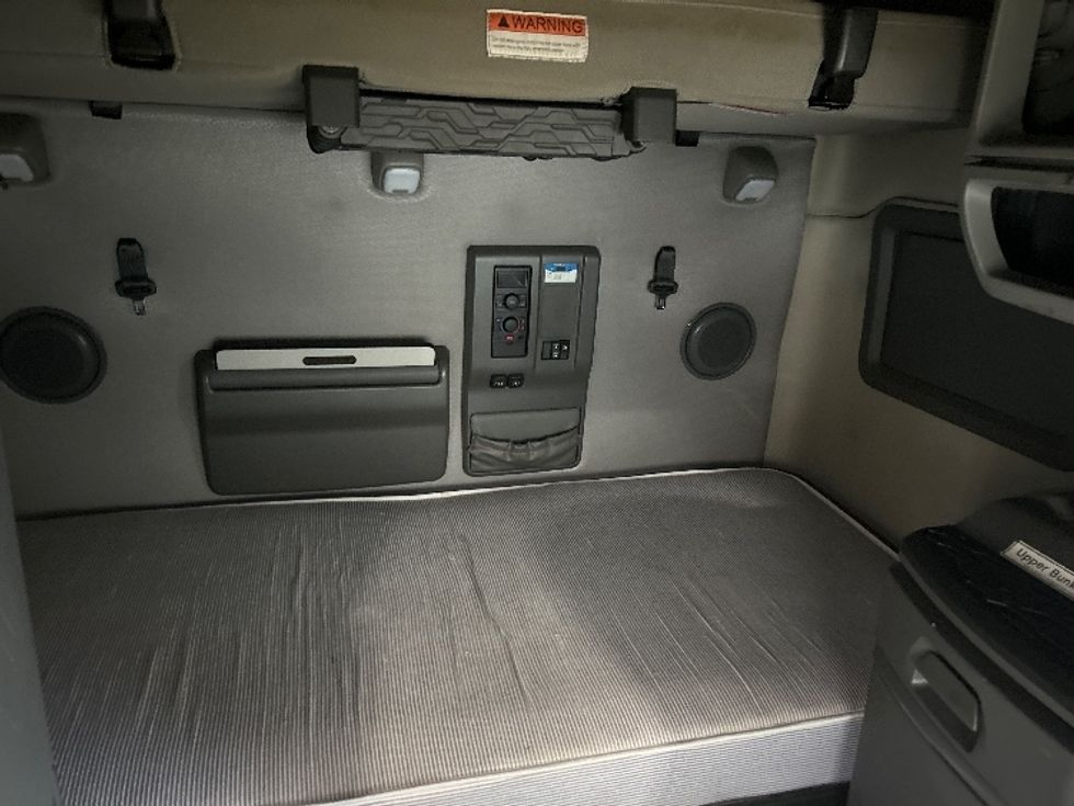 Sleeper Tractor-Heavy Duty Tractors-Volvo-2022-VNL64760-Louisville-KY-560,819\n\t\tmiles-$ 58,750 - Image 16