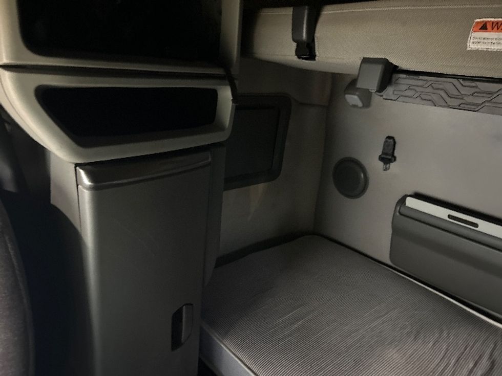 Sleeper Tractor-Heavy Duty Tractors-Volvo-2022-VNL64760-Louisville-KY-560,819\n\t\tmiles-$ 58,750 - Image 19