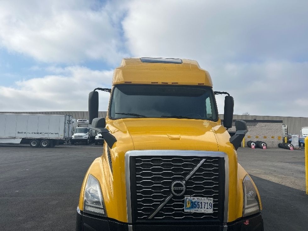 Sleeper Tractor-Heavy Duty Tractors-Volvo-2022-VNL64760-Louisville-KY-560,819\n\t\tmiles-$ 58,750 - Image 2