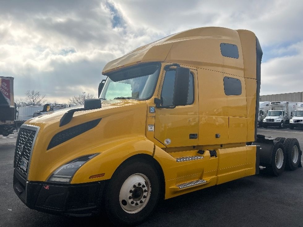 Sleeper Tractor-Heavy Duty Tractors-Volvo-2022-VNL64760-Louisville-KY-560,819\n\t\tmiles-$ 58,750 - Image 3