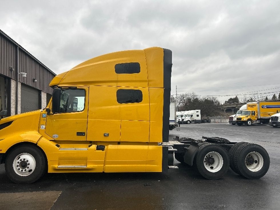 Sleeper Tractor-Heavy Duty Tractors-Volvo-2022-VNL64760-Louisville-KY-560,819\n\t\tmiles-$ 58,750 - Image 4