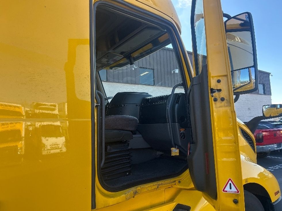 Sleeper Tractor-Heavy Duty Tractors-Volvo-2022-VNL64760-Louisville-KY-638,750\n\t\tmiles-$ 51,250 - Image 13