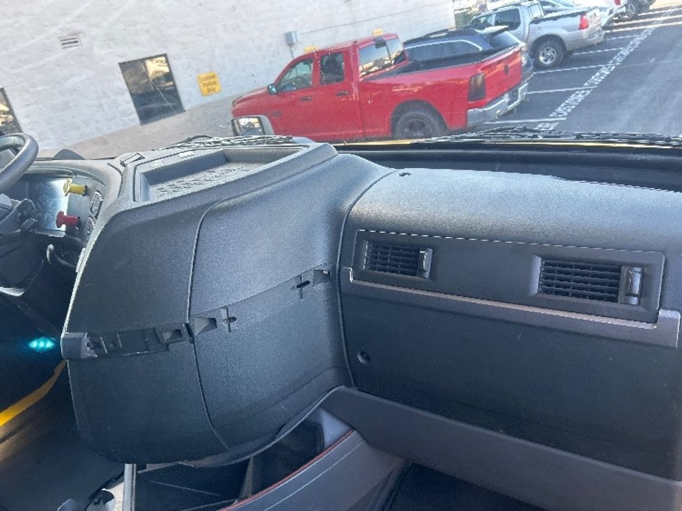 Sleeper Tractor-Heavy Duty Tractors-Volvo-2022-VNL64760-Louisville-KY-638,750\n\t\tmiles-$ 51,250 - Image 14