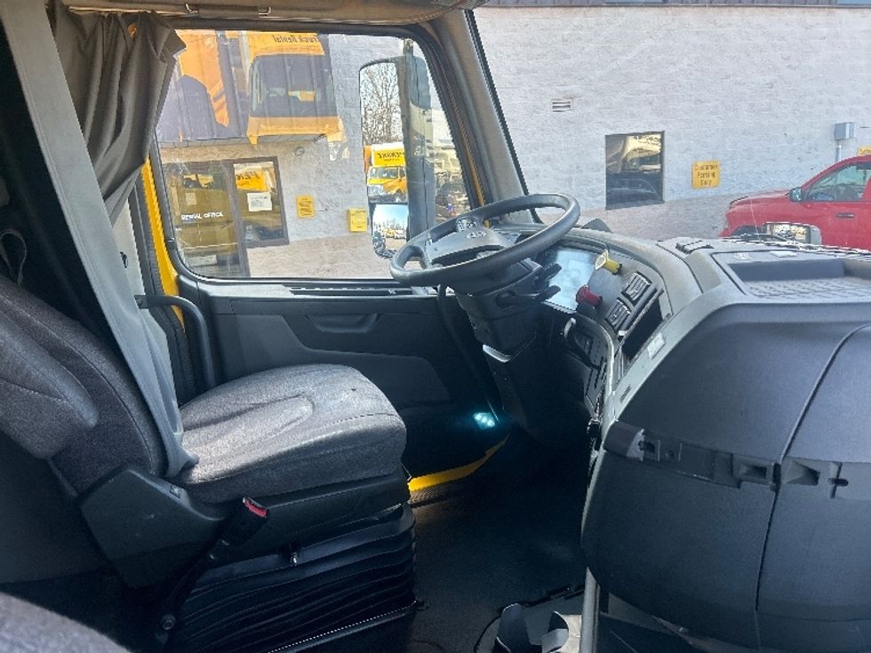 Sleeper Tractor-Heavy Duty Tractors-Volvo-2022-VNL64760-Louisville-KY-638,750\n\t\tmiles-$ 51,250 - Image 15