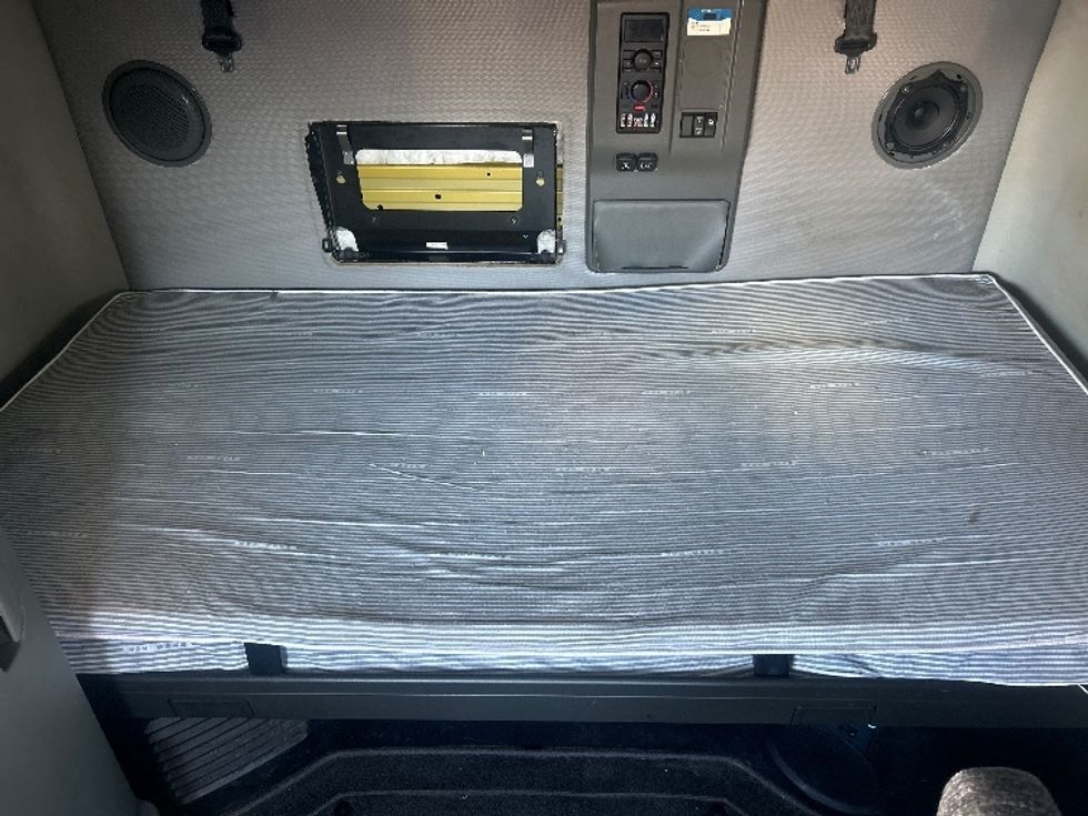 Sleeper Tractor-Heavy Duty Tractors-Volvo-2022-VNL64760-Louisville-KY-638,750\n\t\tmiles-$ 51,250 - Image 16