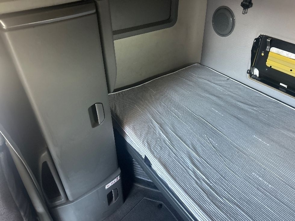 Sleeper Tractor-Heavy Duty Tractors-Volvo-2022-VNL64760-Louisville-KY-638,750\n\t\tmiles-$ 51,250 - Image 18